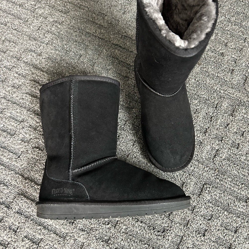 Cloud Nine Women's Cozy Black Winter Boots worn once real sheepskin